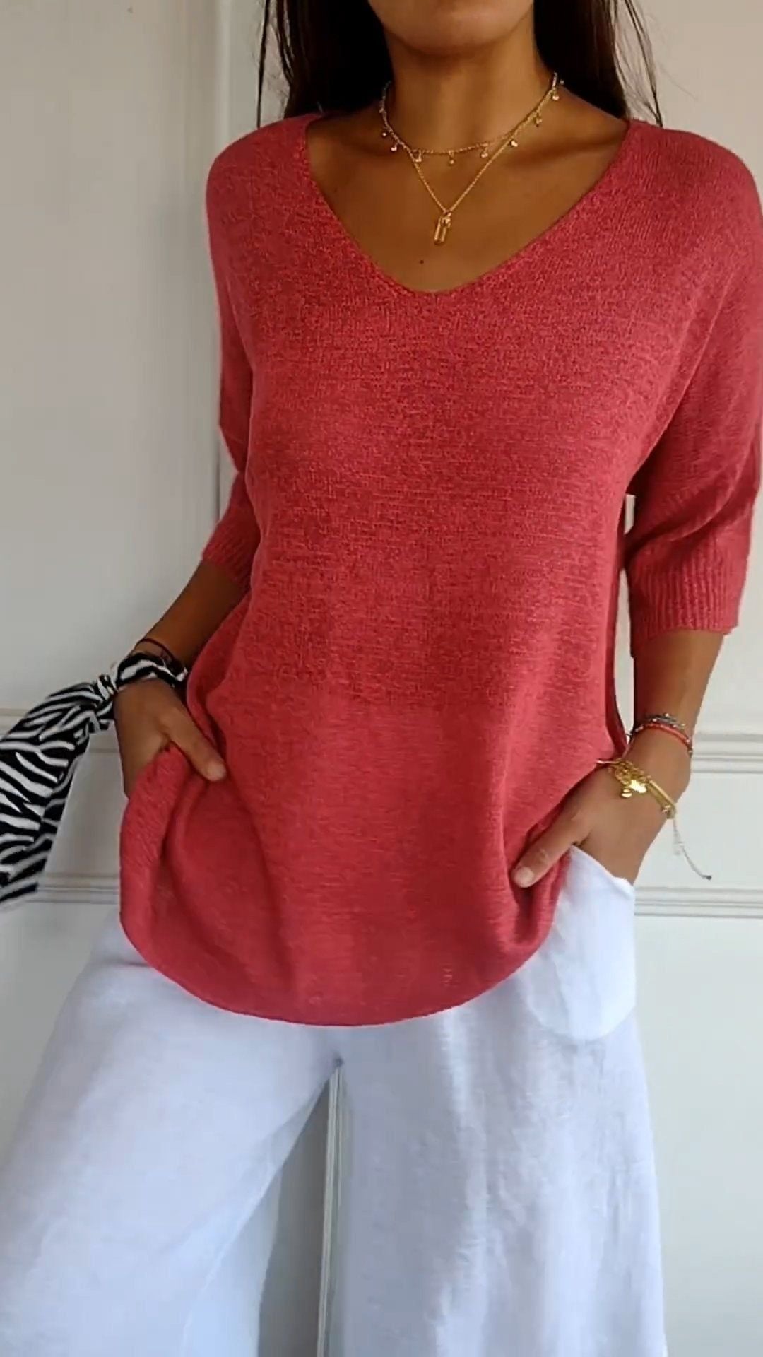 Maglione femminile slim con scollo a V, tinta unita, in maglia, modello aderente, marca Valstrend shop.