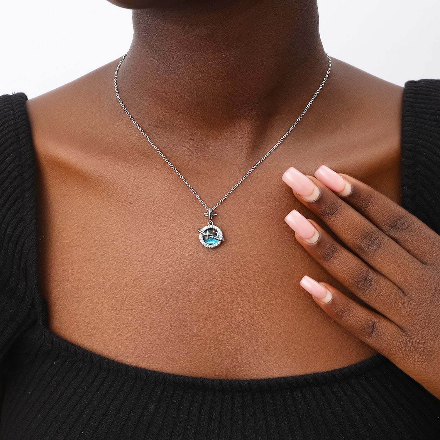 Collana in acciaio titanio Planet Titanium Steel di Valstrend, dettaglio di ciondolo rotondo e design moderno.