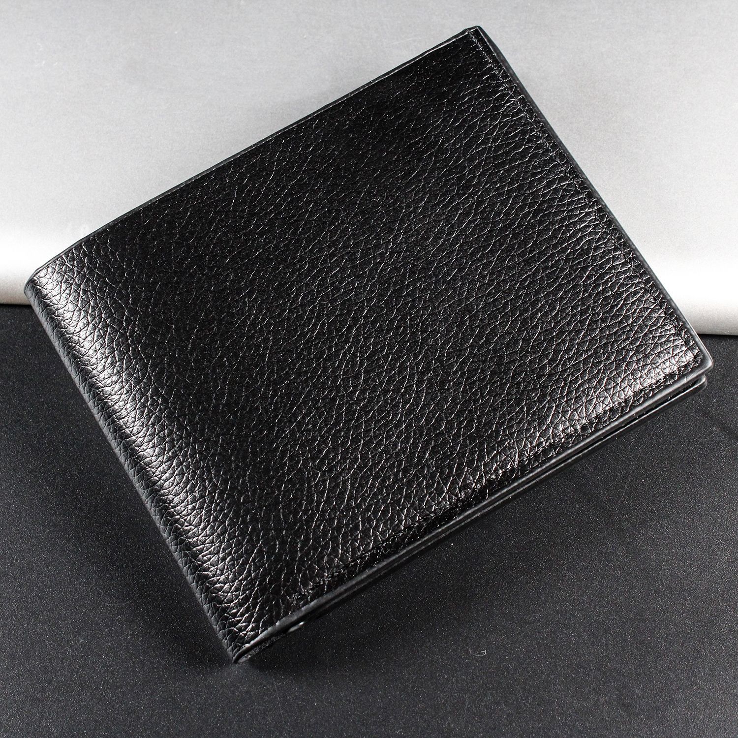 Portafoglio orizzontale multi-funzionale da uomo Valstrend, con scomparti per carte e contanti, in pelle nera.