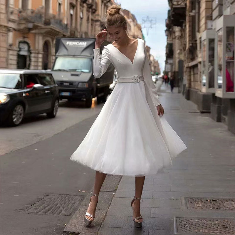Abito da sposa corto da donna di sera Valstrend, vestito elegante con gonna corta e dettagli raffinati.