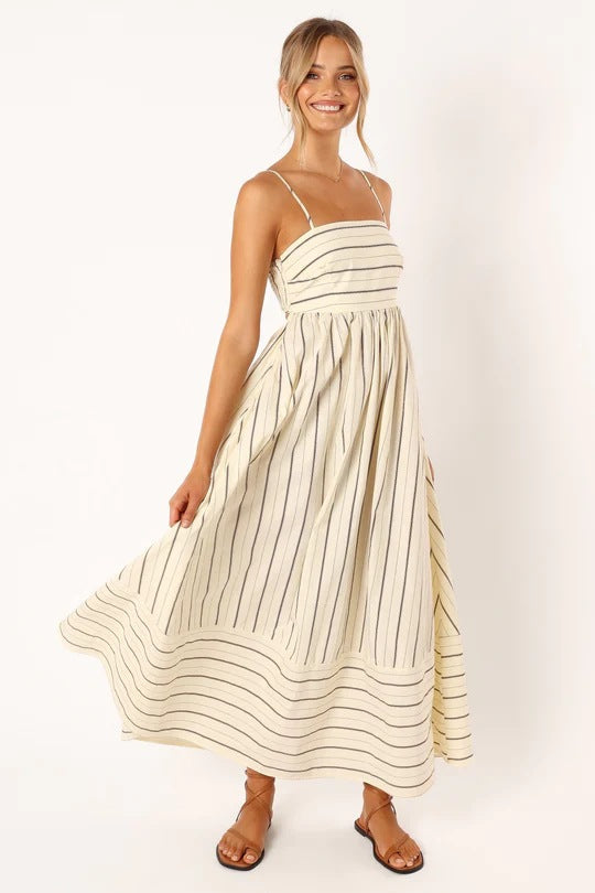 Vestito casual da donna a righe con spaghettine e spalline, marca Valstrend, vista frontale con dettagli a righe colorate.