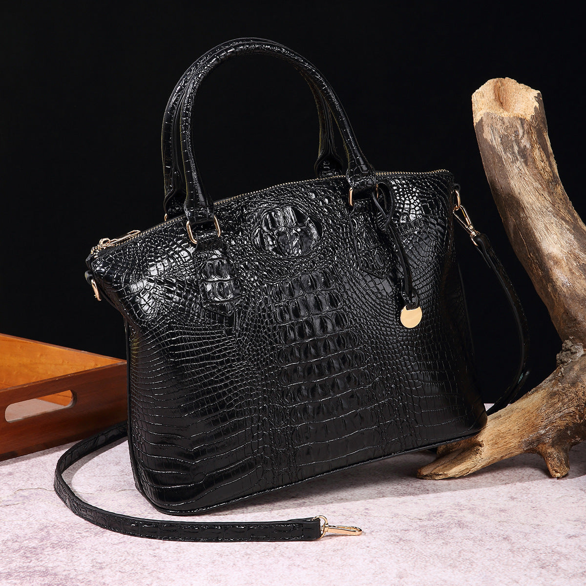Borsa messenger retrò donna Valstrend con motivo crocodile portatile, elegante e compatta, in pelle sintetica marrone.