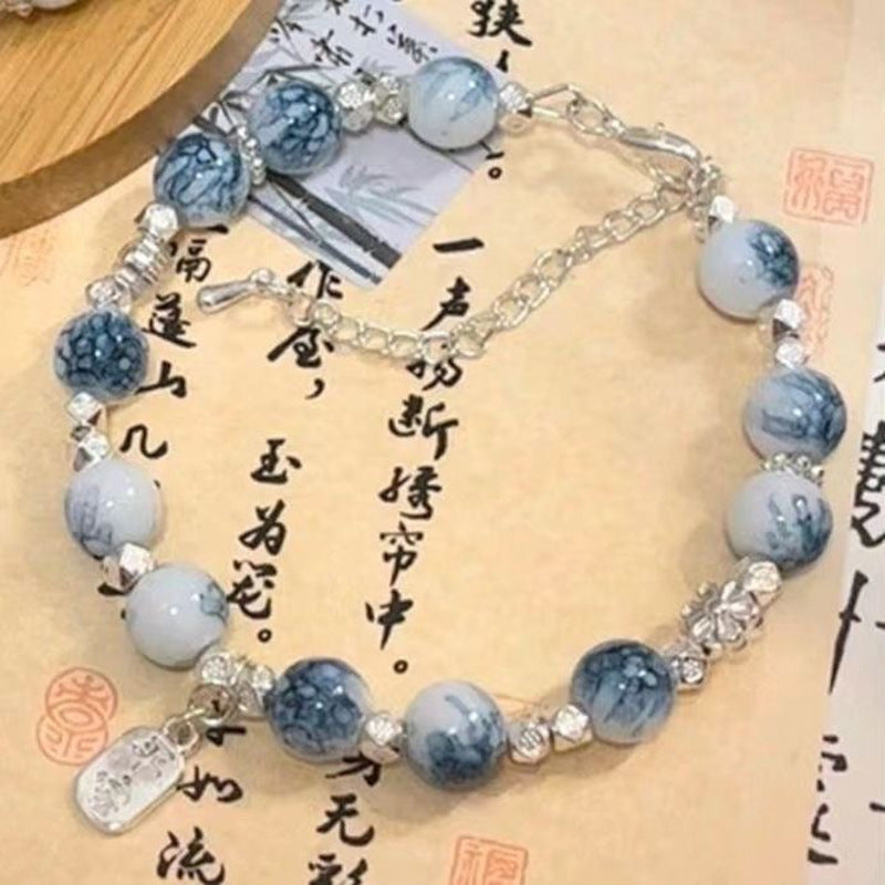 Braccialetto fashion con farfalla per donna di Valstrend shop, dettagli di un elegante gioiello in metallo con charm farfalla.
