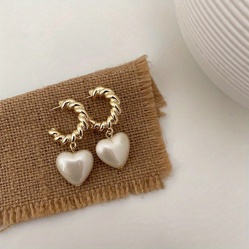 Orecchini a cuore moda e retrò Valstrend, eleganti e versatili, perfetti con ogni outfit, in metallo argentato.