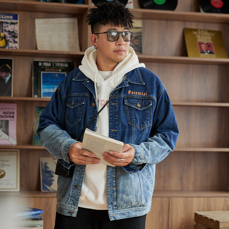 Giacca di jeans a gradiente Valstrend, stile alla moda, con dettagli in denim blu e lavaggio sfumato, vista frontale.