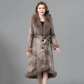 Cappotto femminile in pelliccia vera e spessa di Valstrend, stile elegante e caldo con dettagli soffici e raffinati.