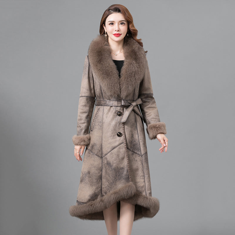 Cappotto femminile in pelliccia vera e spessa di Valstrend, stile elegante e caldo con dettagli soffici e raffinati.
