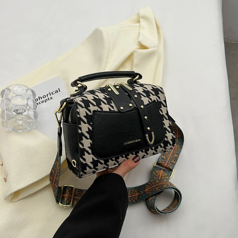 Borsa a tracolla Valstrend in colori contrastanti, piccola e versatile, con forma quadrata e dettagli colorati.