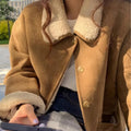 Cappotto corto in lana di agnello Fur One per donna, morbido e caldo, in tonalità neutre, indossato da una donna elegante.