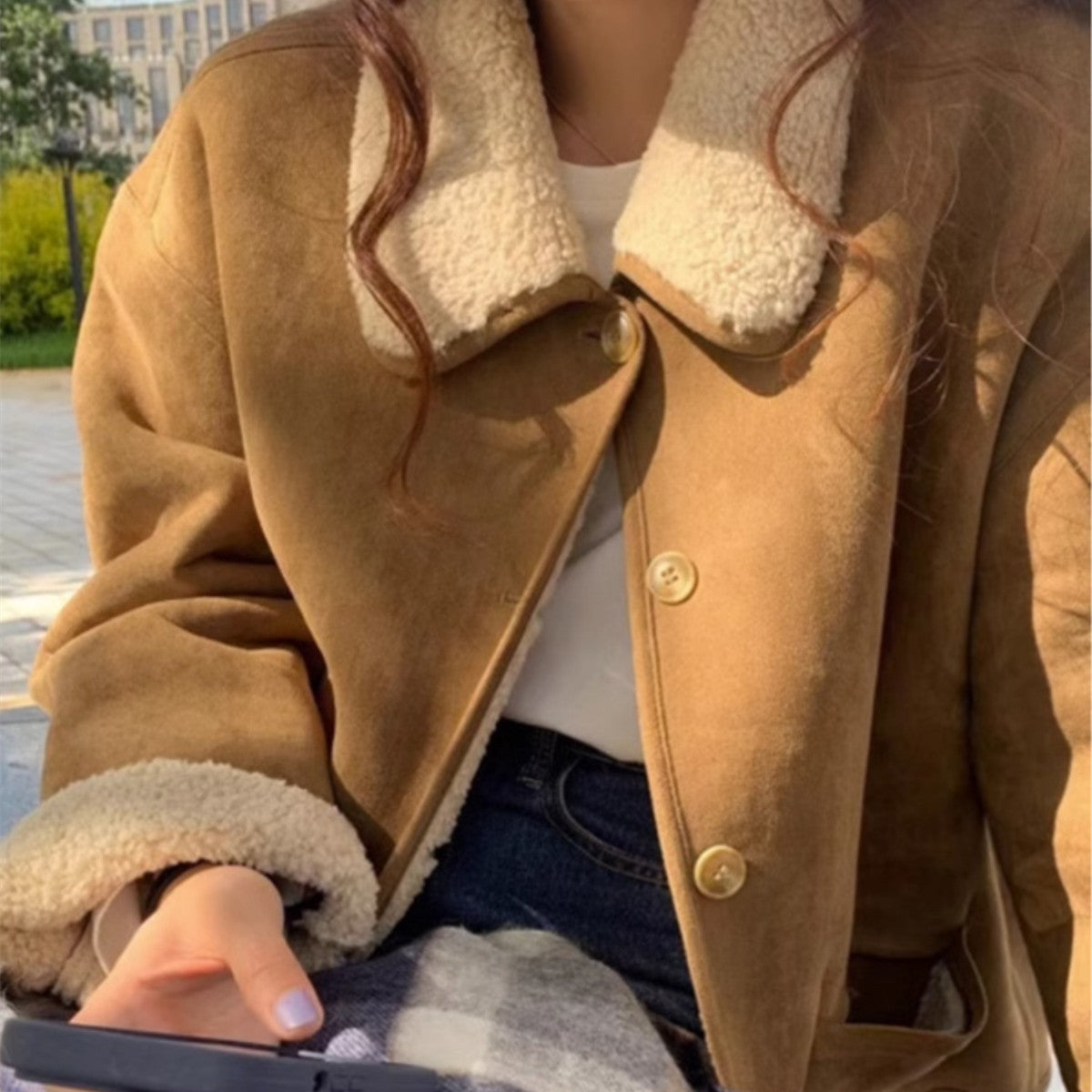 Cappotto corto in lana di agnello Fur One per donna, morbido e caldo, in tonalità neutre, indossato da una donna elegante.