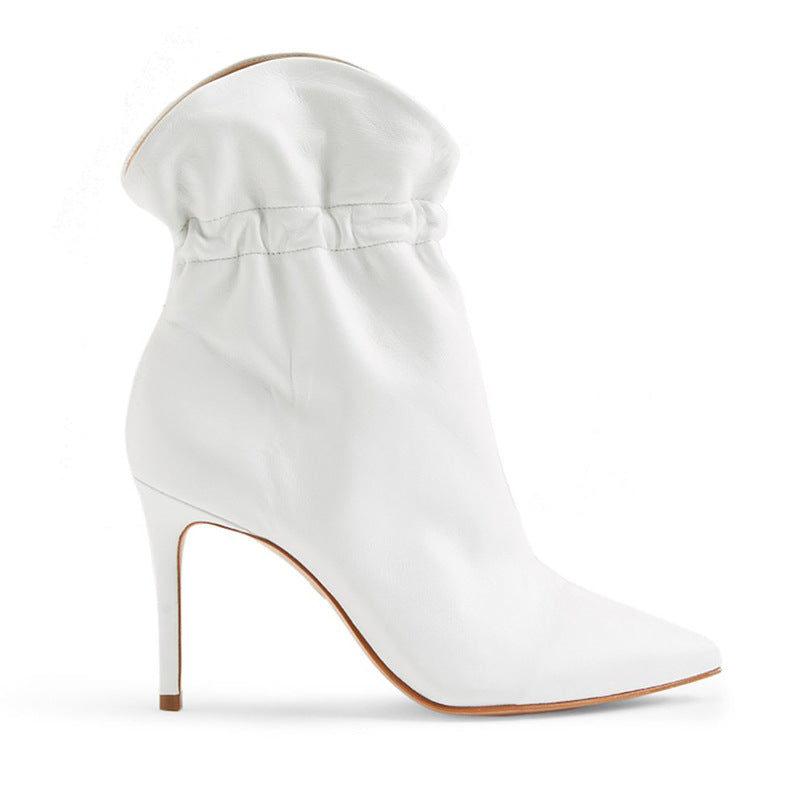 Stivaletti donna Valstrend con punta stretta e tacco basso, stile alla moda per look eleganti e casual.