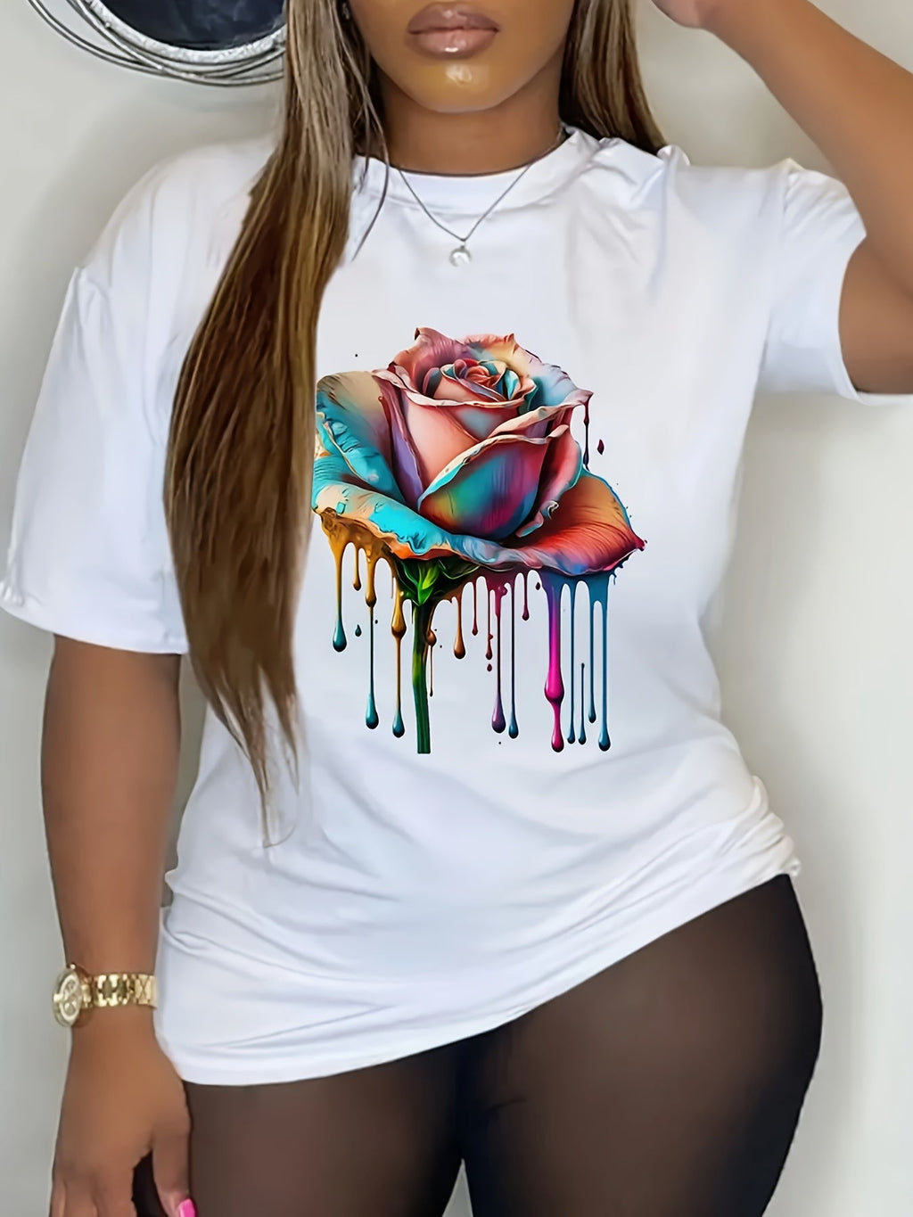T-shirt donna Valstrend con stampa di rose, manica corta e collo rotondo, perfetta per primavera e estate.