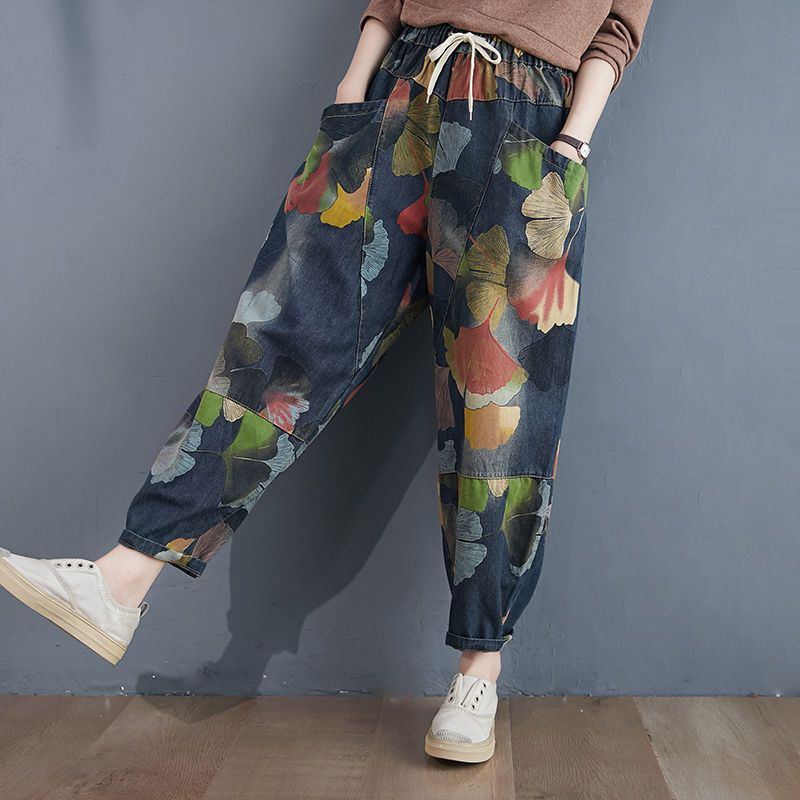Jeans donna retrò ampi e morbidi Valstrend con stampa colorata, taglie forti e stile casual, visibili in primo piano.