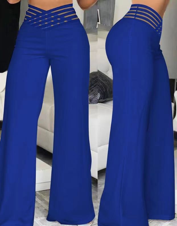 Pantaloni a zampa micro a traforo Valstrend con gamba a zampa, dettagli traforati e stile moderno, indossati su modella.