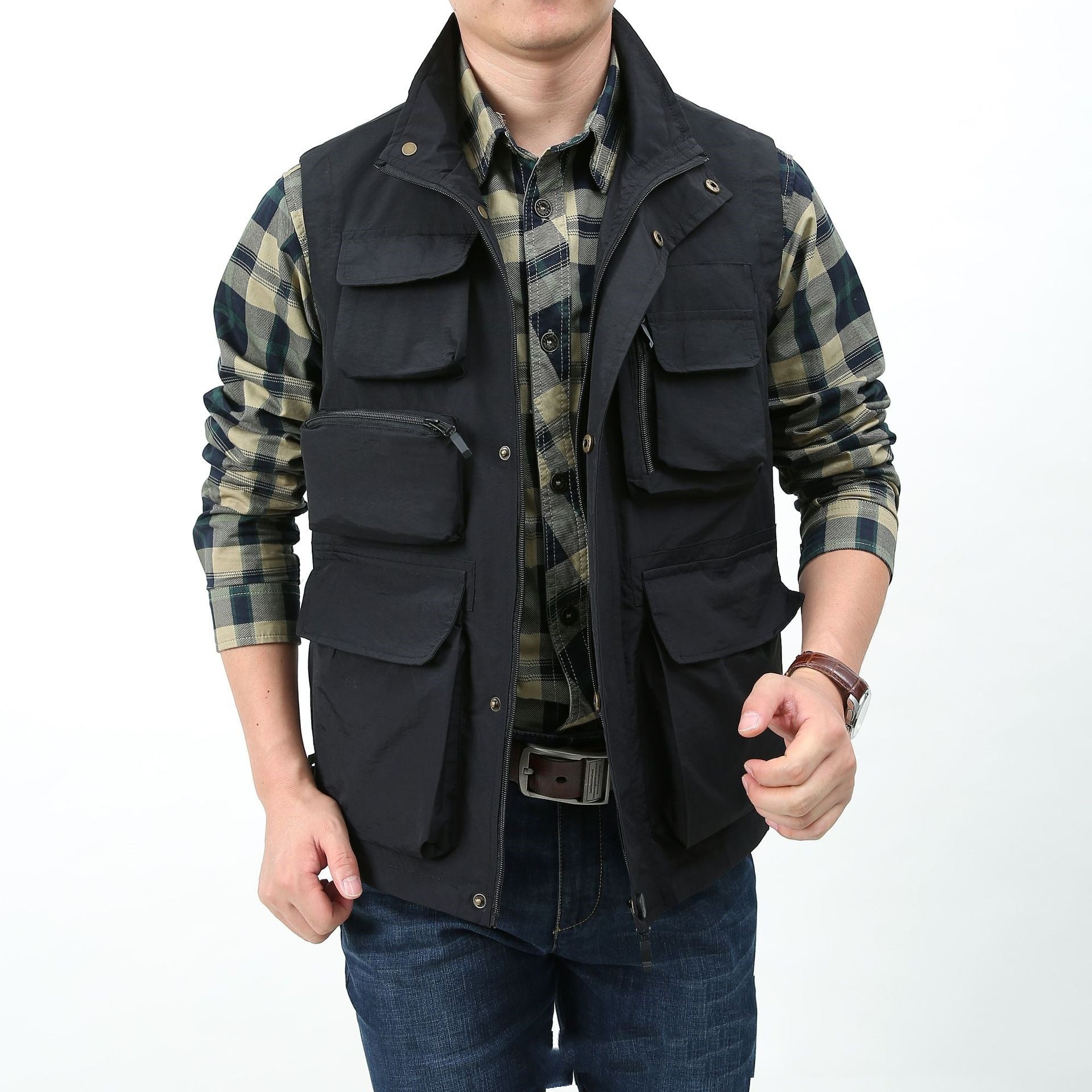 Gilet casual multi-funzionale da uomo Valstrend, dettaglio in tessuto resistente con tasche multiple e chiusura frontale.