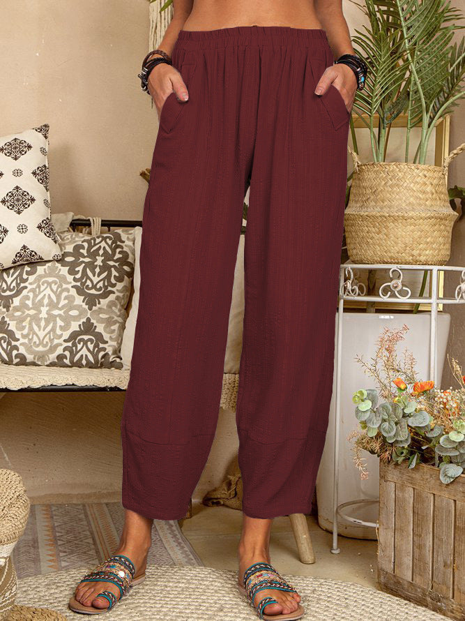 Pantaloni casual larghi donna in cotone e lino di colore solido, comodi e leggeri, indossati in ambientazione casalinga, marca Valstrend.