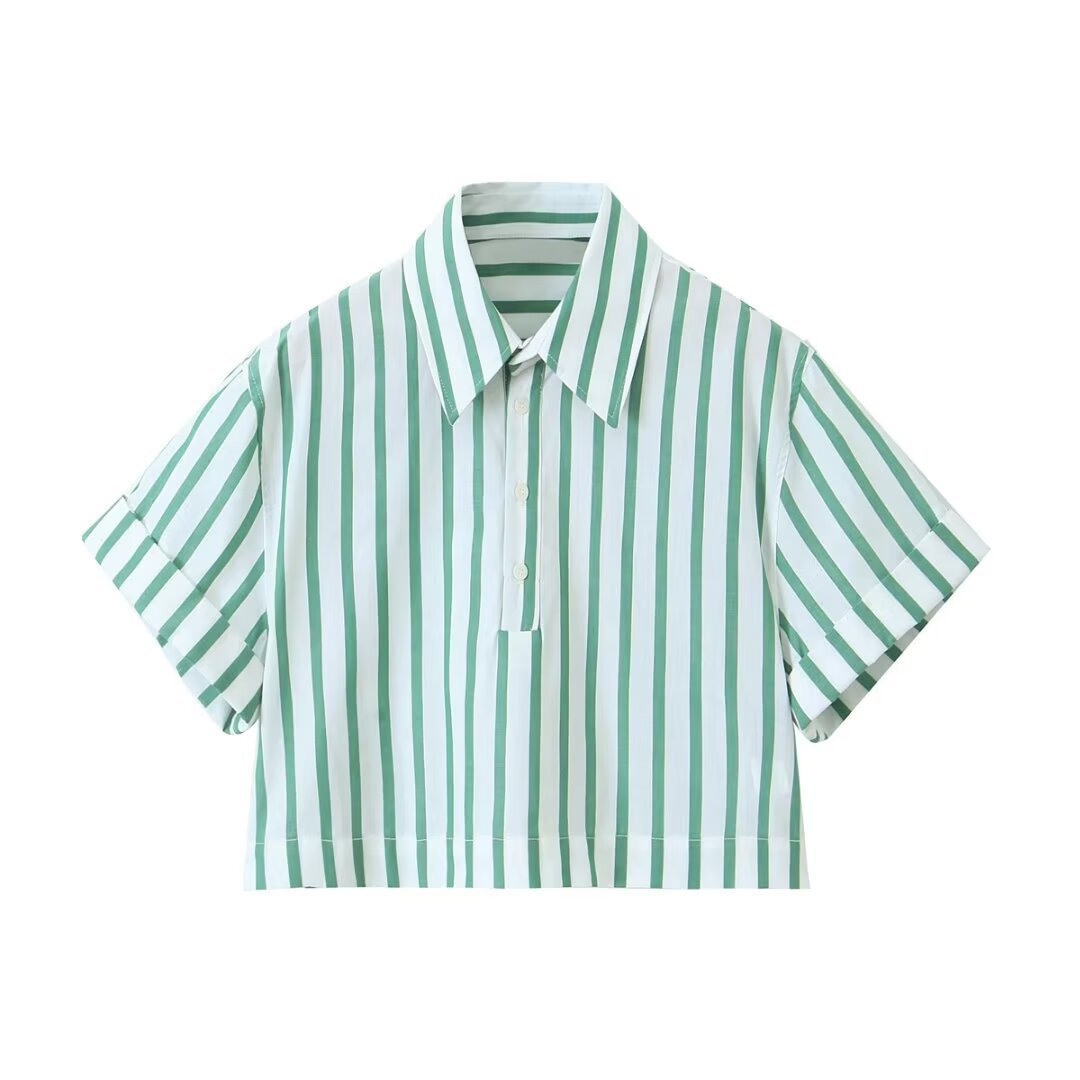 Camicia corta a righe con decorazioni laterali abbinata a pantaloni a righe, stile casual Valstrend shop.