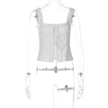Maglietta slim fit con scollo quadrato, dettagli in pizzo e coulisse, di Valstrend, vestibilità aderente e stile elegante.