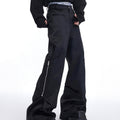 Pantaloni da smoking larghi Valstrend, stile industriale heavy, zip leggero e spacchi leggermente svasati, tessuto robusto e moderno.