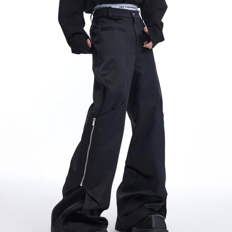 Pantaloni da smoking larghi Valstrend, stile industriale heavy, zip leggero e spacchi leggermente svasati, tessuto robusto e moderno.