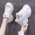 Scarpe da donna Valstrend autunnali con tacco nascosto e sneakers bianchi, eleganti e comodi per l'autunno.