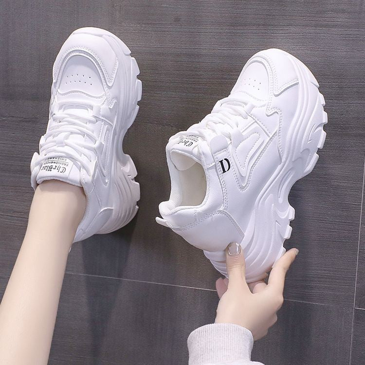 Scarpe da donna Valstrend autunnali con tacco nascosto e sneakers bianchi, eleganti e comodi per l'autunno.