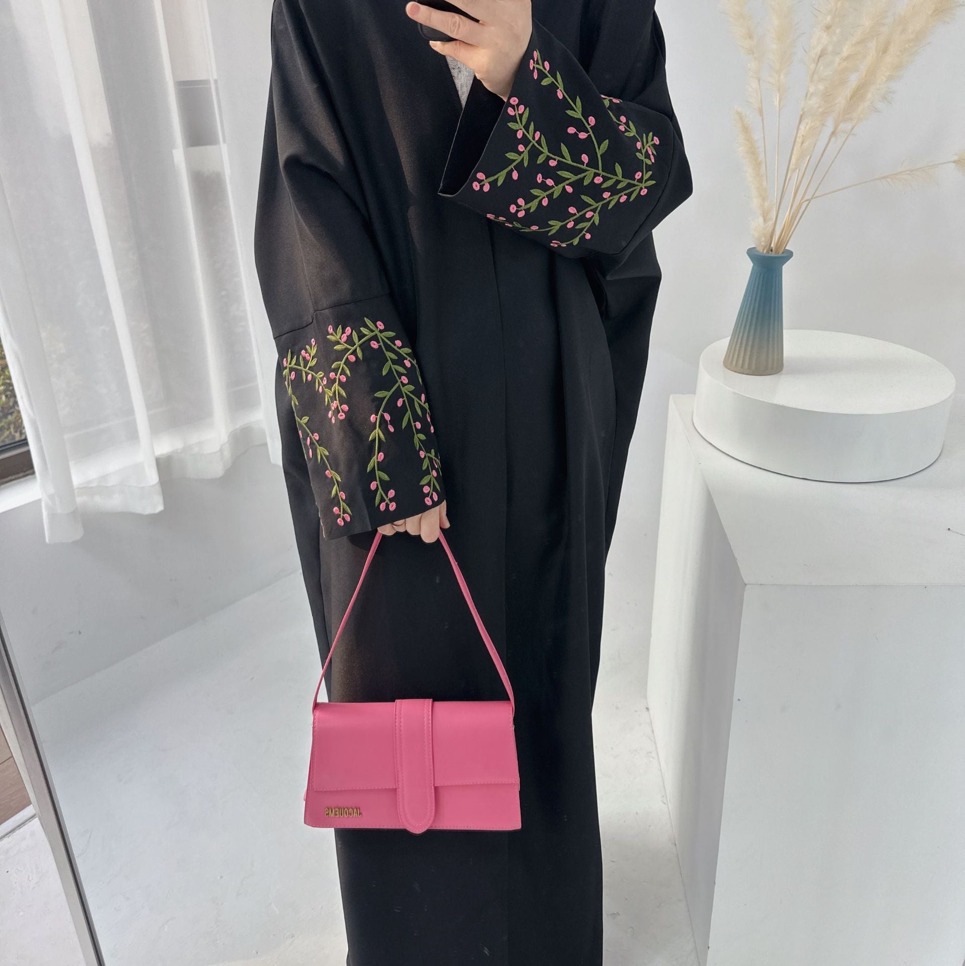 Kimono elegante con ricami floreali in stile medio orientale, in tessuto leggero e raffinato, da Valstrend shop.