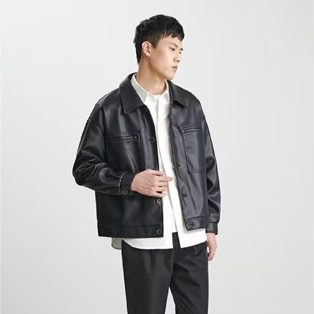 Cappotto in pelle PU da uomo di moda, stile top, con colletto e chiusura frontale, in nero, indossato da uomo.