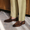Scarpe da uomo in stile britannico Valstrend con punta quadrata in suede marrone, dettaglio di design elegante e classico.