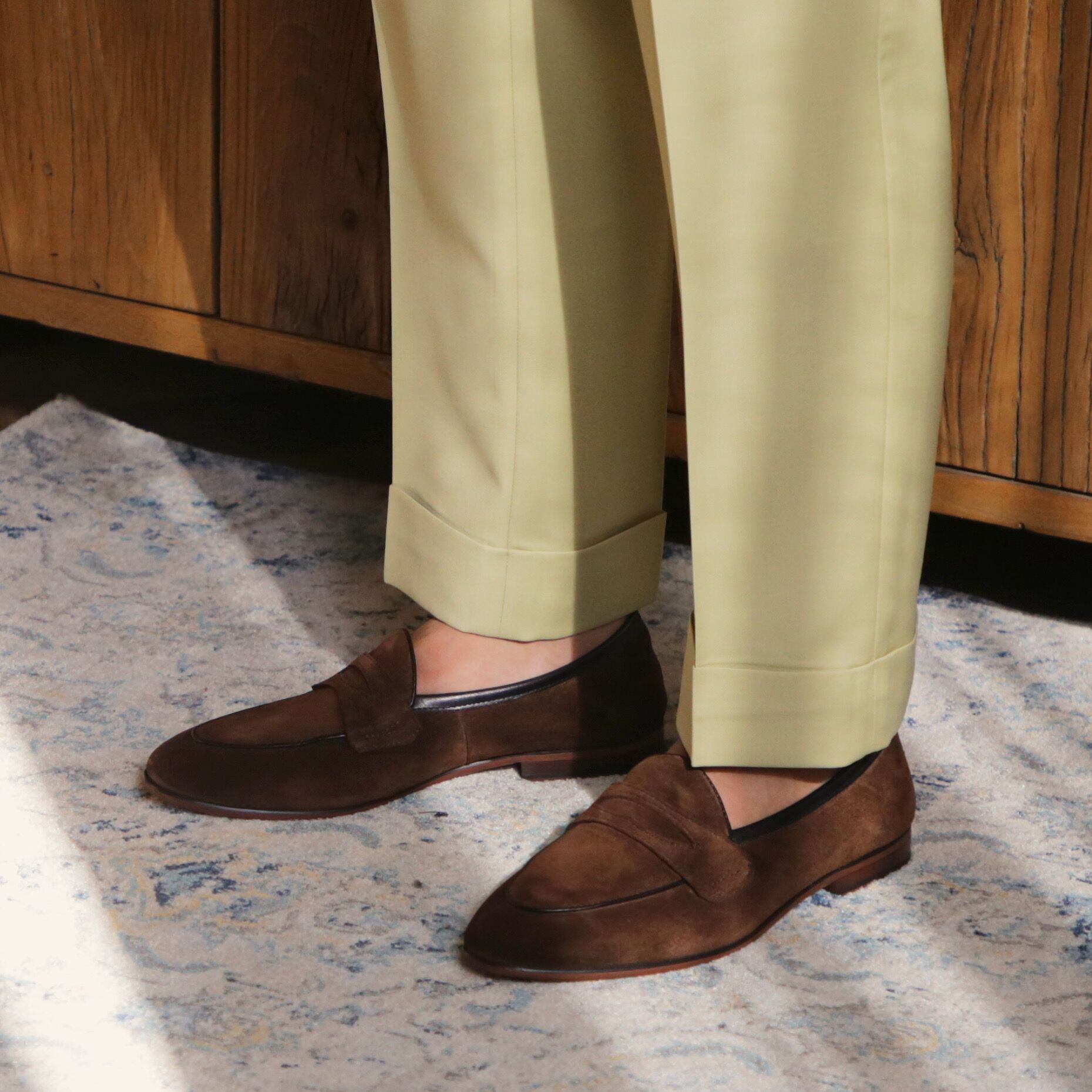 Scarpe da uomo in stile britannico Valstrend con punta quadrata in suede marrone, dettaglio di design elegante e classico.