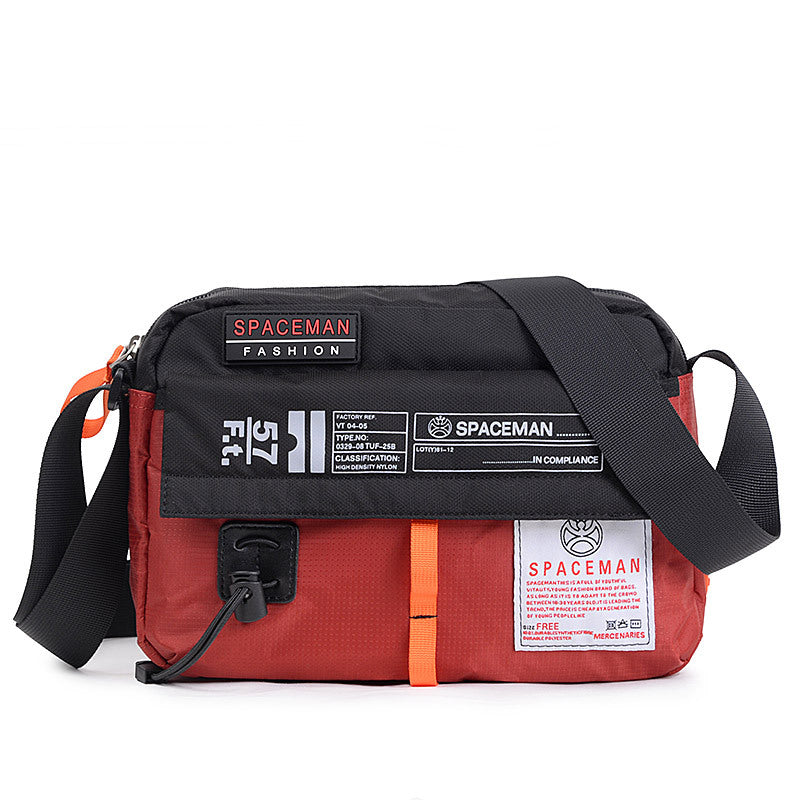 Borsa a tracolla inclinata Valstrend Shop con scomparti, in tessuto resistente, perfetta per uso quotidiano e stile casual.