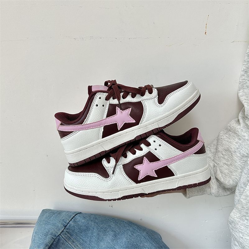 Scarpe da ginnastica basse Valstrend, stile casual e trendy, con design versatile e comodo per look quotidiani.