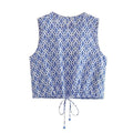 Top e pantaloni donna Valstrend con stampa decorativa e fiocco elegante, look alla moda e femminile, dettaglio del tessuto e design sofisticato.