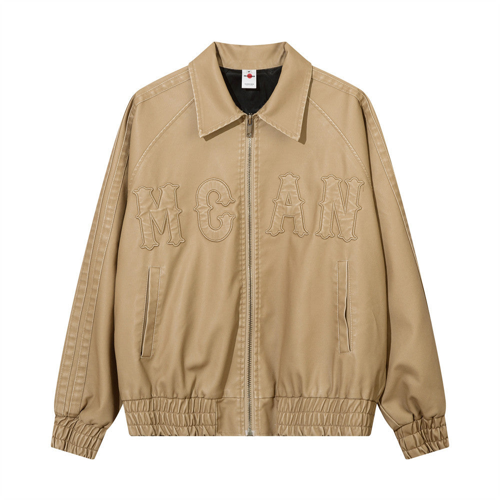 Cappotto in pelle ecologica con ricamo a lettere per uomo, stile moderno e casual, in colore nero con dettagli dettagliati.