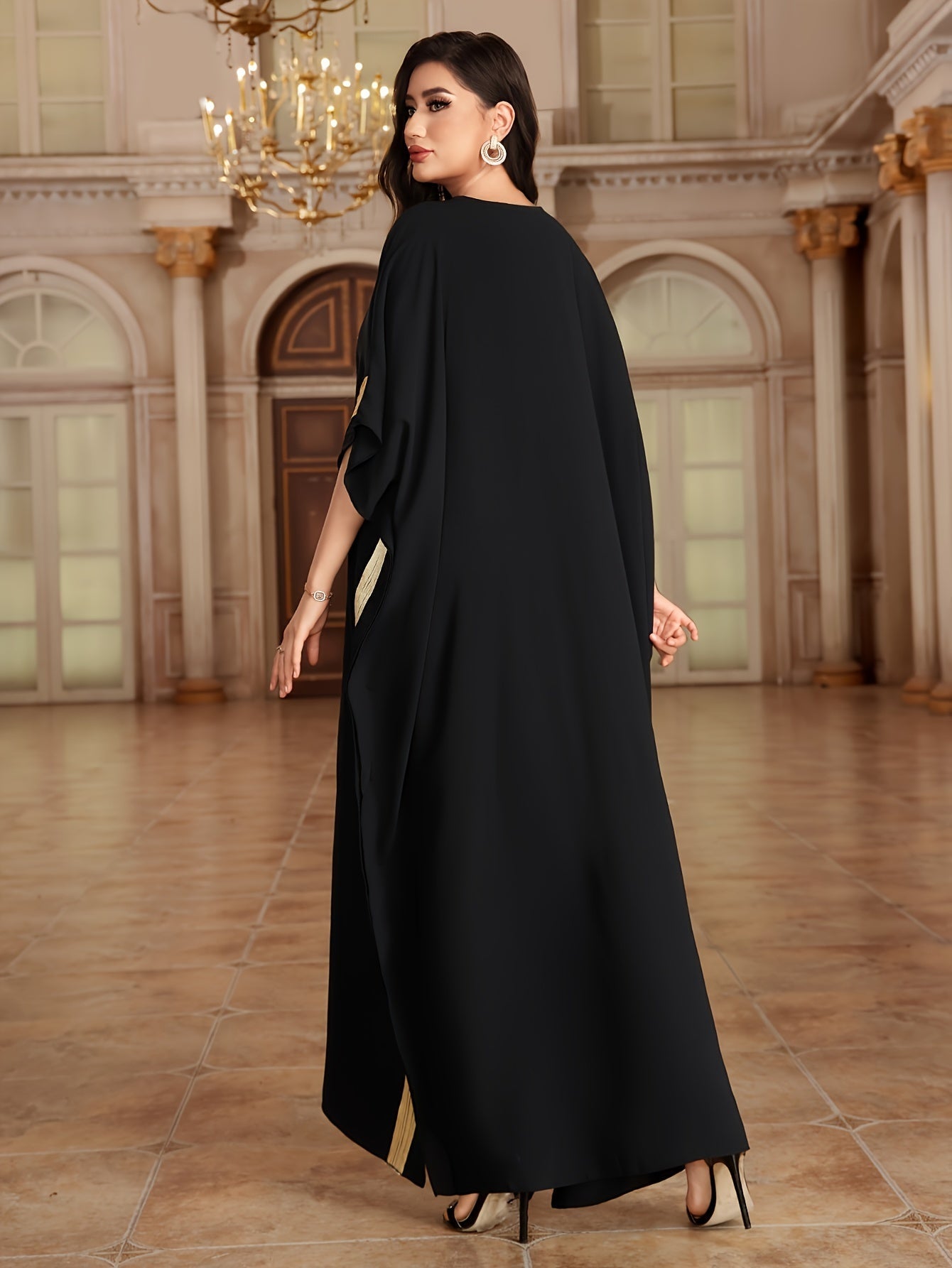 Abito maxi femminile Valstrend con stampa etnica, scollo rotondo, maniche a batwing e vestibilità ampia e fluida.