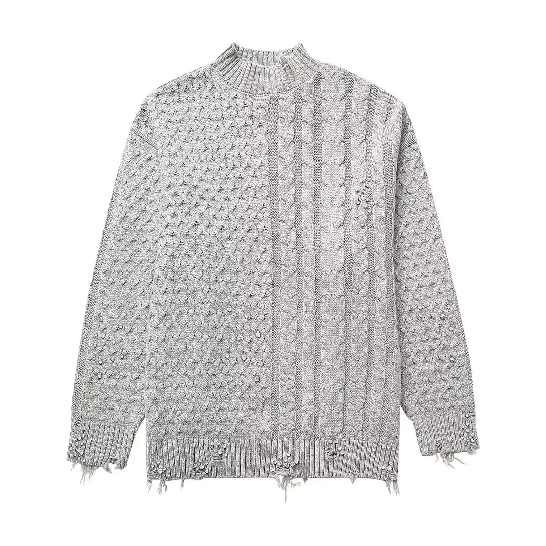 Maglione femminile invernale Valstrend con decorazioni a rivetto e motivo intrecciato per l'autunno, vista frontale.