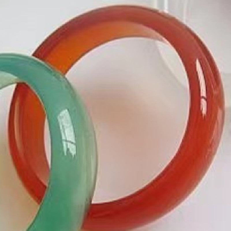 Anello da donna personalizzato in giada e calcedonio, gioielli di moda femminile con design elegante e pietre preziose naturali.