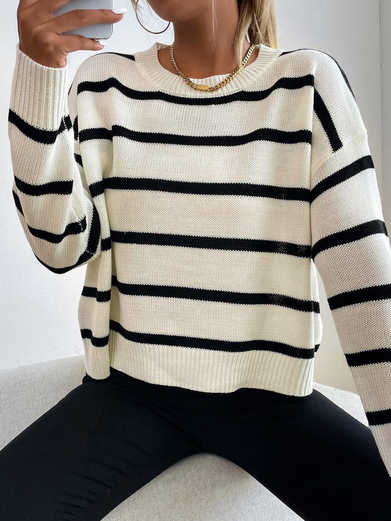 Maglione a righe multicolore con collo rotondo di Valstrend shop, tessuto a maglia, indossato su un modello, stile casual e caldo