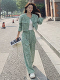 Completo casual verde stile classico donna autunno, abbigliamento Valstrend, giacca e pantaloni comodi e eleganti.