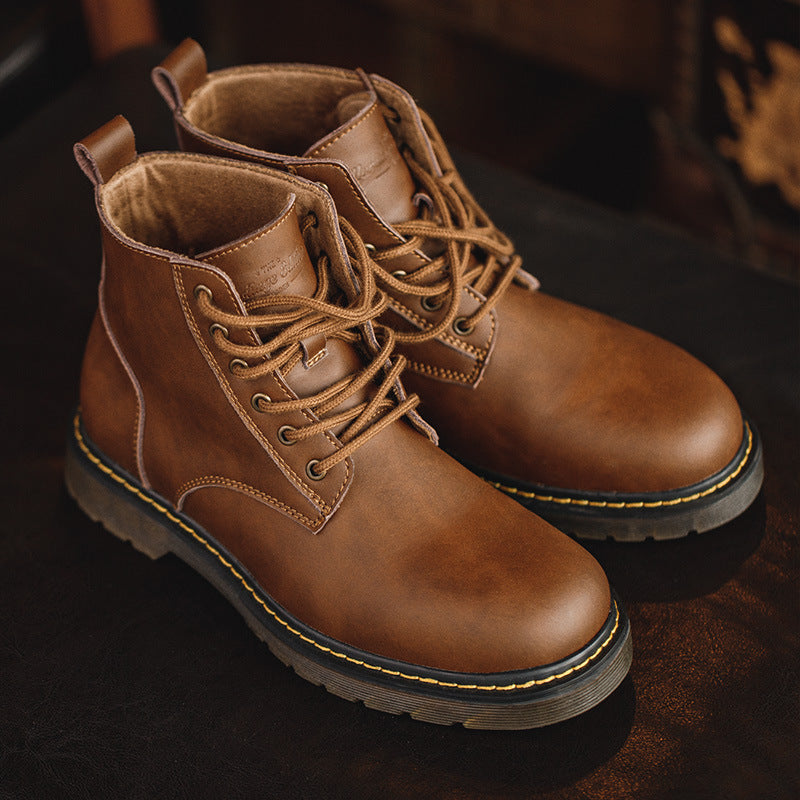 Stivaletti da uomo in stile britannico autunnale Dr Martens Valstrend, mid-top con suola robusta e design classico.