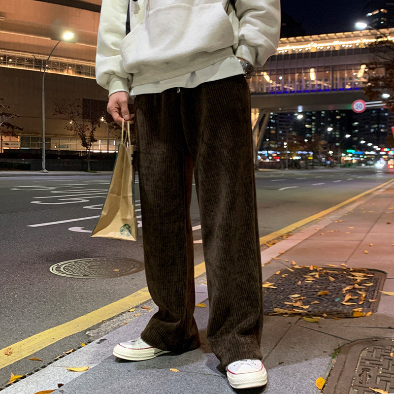 Pantaloni larghi in velluto a costine da uomo di marca Valstrend, stile casual e rilassato, visibili in dettaglio nell'immagine.