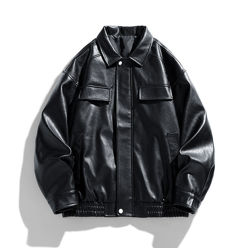 Cappotto casual retrò in PU di Valstrend, stile vintage con dettagli classici, colore nero, indossato da una persona in piedi.