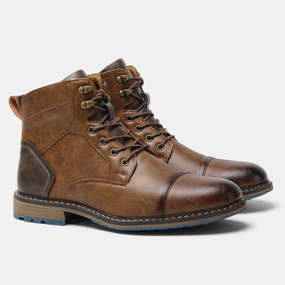 Stivali da uomo Dr Martens alta moda in pelle nera con suola robusta e lacci, stile high-top, su sfondo neutro.
