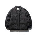 Uomo con cappotto in cotone semplice a tinta unita, stile minimalista, marca Valstrend, vista frontale in immagine.