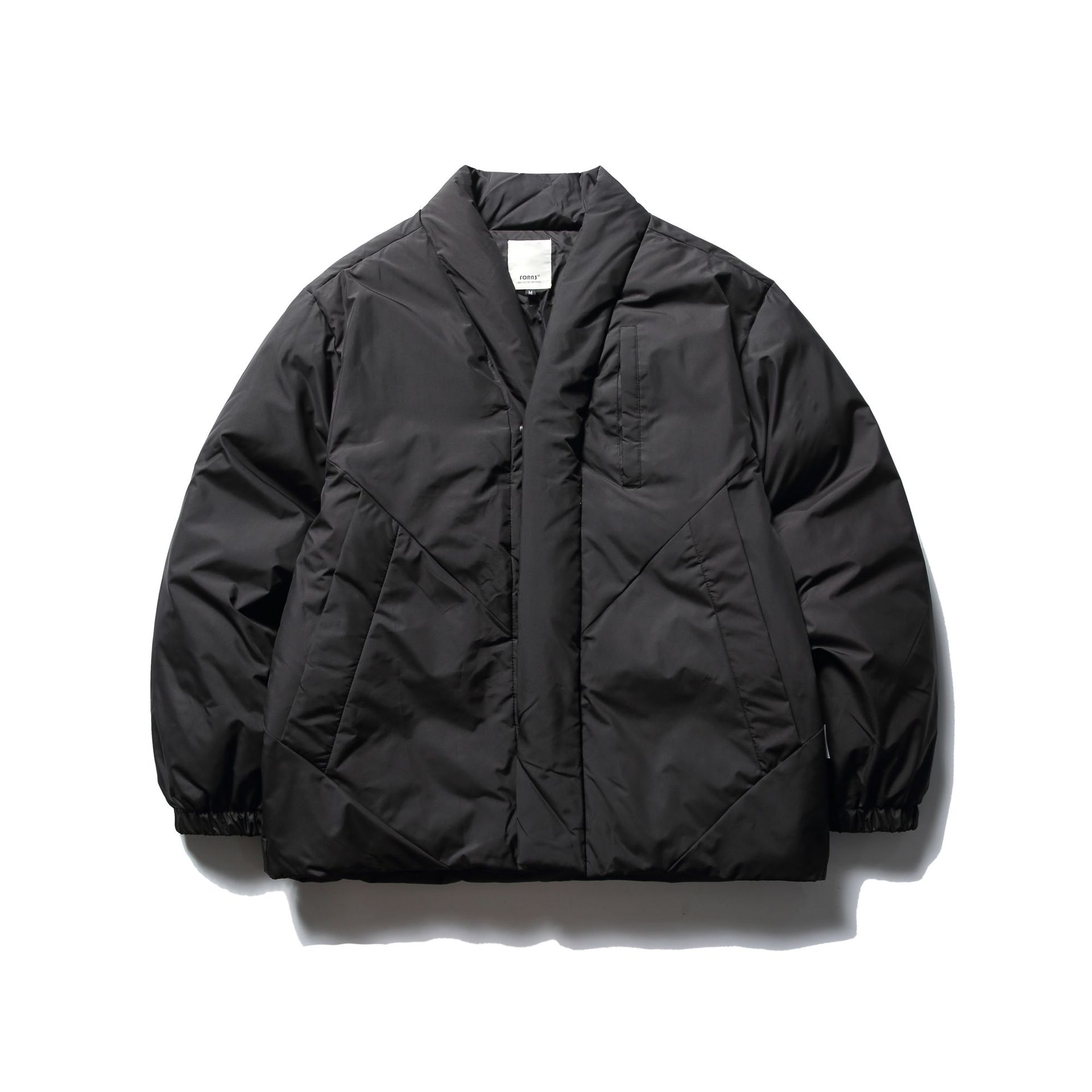 Uomo con cappotto in cotone semplice a tinta unita, stile minimalista, marca Valstrend, vista frontale in immagine.