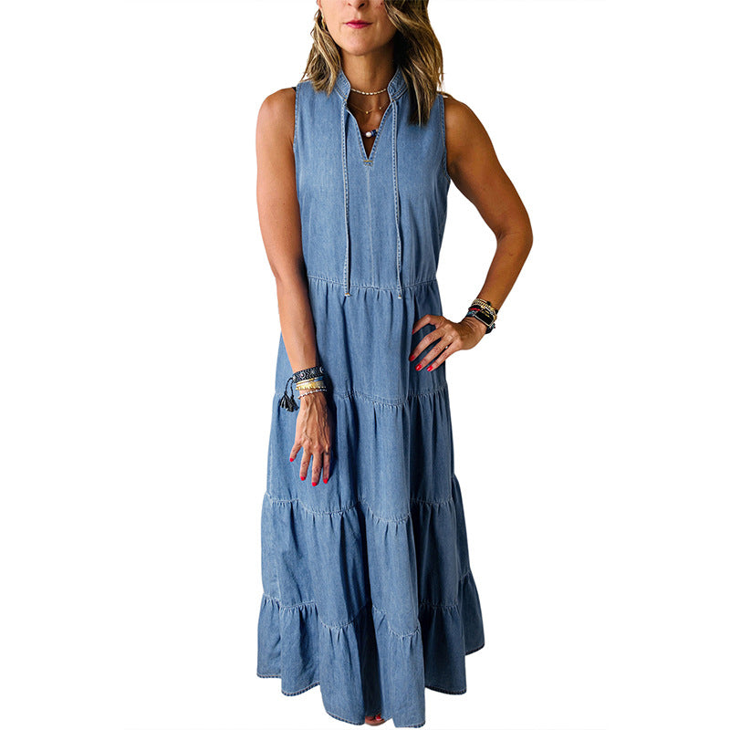Vestito femminile senza maniche in denim retrò a vita alta con strati, stile fashion anni passati, marca Valstrend.