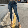 Jeans skinny a vita alta per donna di marca Valstrend, dettagli in tessuto blu scuro e vestibilità aderente.