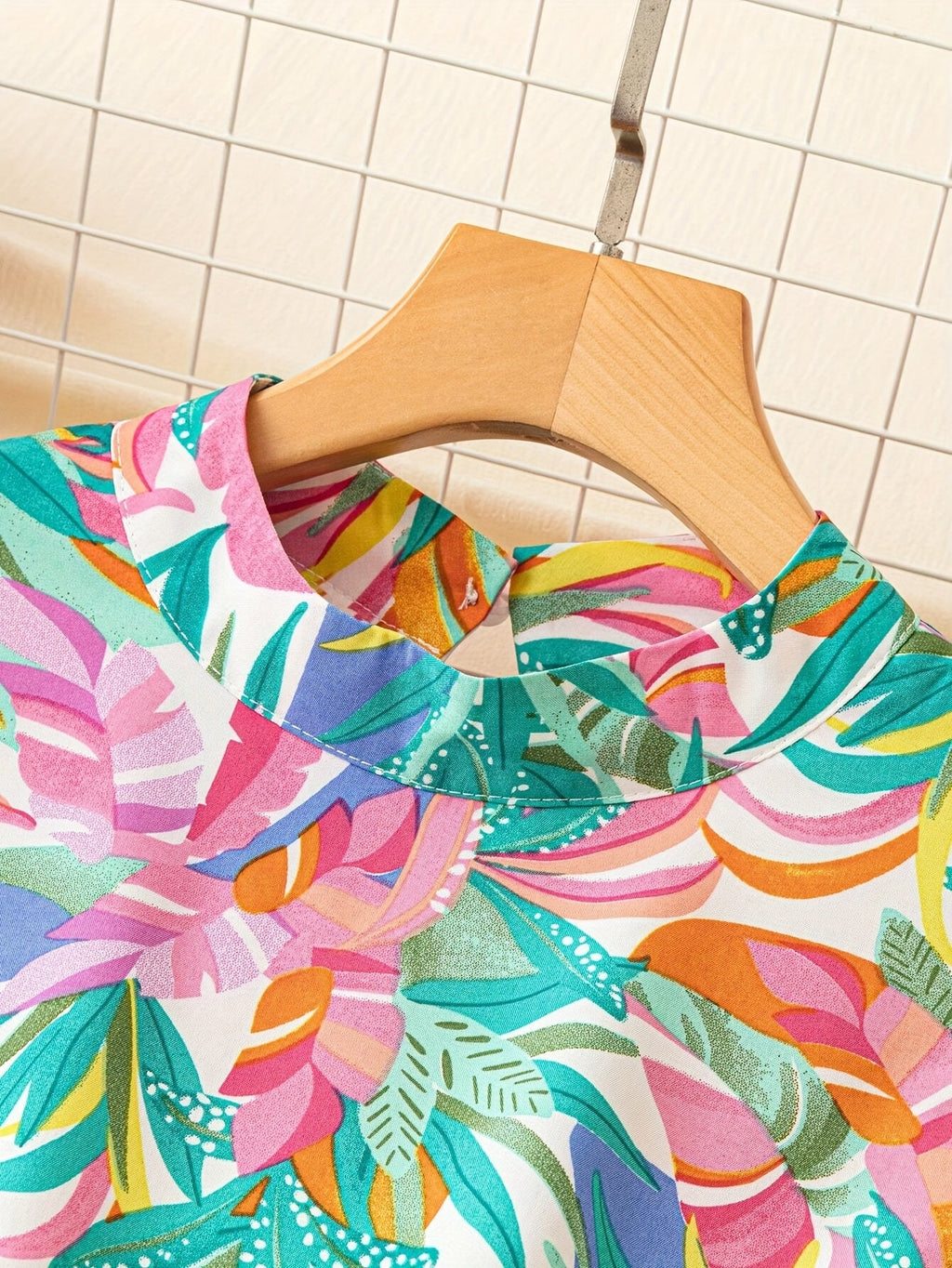 Vestito a linea A Valstrend donna con stampa floreale tropicale, spalla scoperta e maniche a ruchino, perfetto per primavera ed estate.