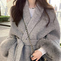 Cappotto in cashmere doppio strato con pelliccia di volpe, stile elegante e caldo, in tonalità neutre, dettaglio di alta qualità.