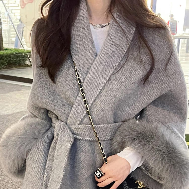 Cappotto in cashmere doppio strato con pelliccia di volpe, stile elegante e caldo, in tonalità neutre, dettaglio di alta qualità.